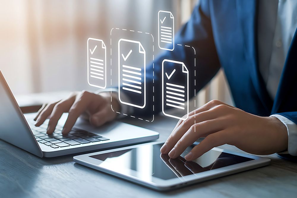 Foto: Laptop mit zwei Händen und Check-Icons